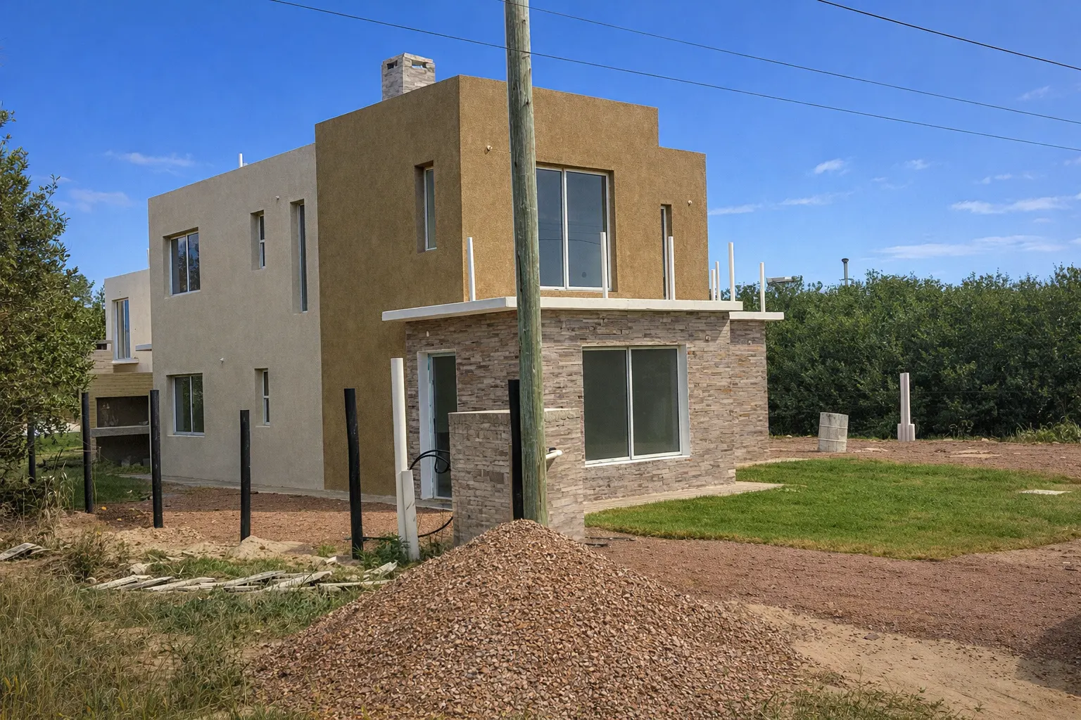 Perspectiva en esquina de la misma casa, mostrando el volumen lateral, el acceso y la terraza superior.