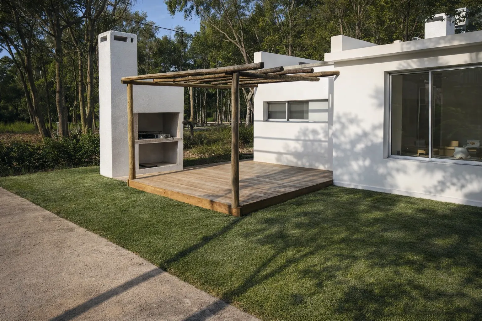 Parrillero exterior junto a deck de madera y jardín consolidado, listo para uso cotidiano.